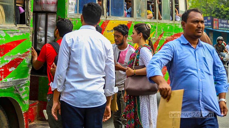 বিএনপি-জামায়াতের ডাকা অবরোধের দ্বিতীয় দিন ঢাকার কারওয়ান বাজার এলাকায় বাস পেলে হুড়োহুড়ি করে উঠতে দেখা গেছে যাত্রীদের।ছবি: তাওহীদুজ্জামান তপু