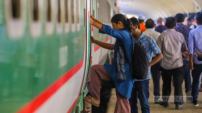 ঢাকার কমলাপুর রেল স্টেশন থেকে ছেড়ে খুলনা যাবে সুন্দরবন এক্সপ্রেস। সাত নম্বর প্ল্যাটফর্মে ট্রেনে উঠছেন যাত্রীরা।ছবি: তাওহীদুজ্জামান তপু