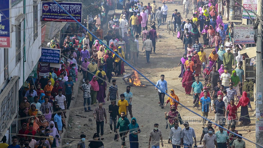 মজুরি প্রত্যাখ্যান: গাজীপুরে ফের বিক্ষোভে শ্রমিকরা, সংঘর্ষ