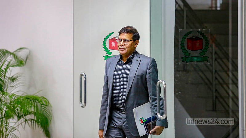 দ্বাদশ সংসদ নির্বাচনের সময়সূচি নির্ধারণের বিষয়ে আলোচনা করতে বুধবার বিকালে প্রধান নির্বাচন কমিশনারের কক্ষে যাচ্ছেন নির্বাচন কমিশনার ব্রিগেডিয়ার জেনারেল মোঃ আহসান হাবিব খান (অবঃ)।