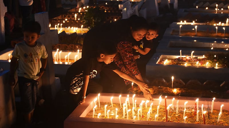 চট্টগ্রামের পাথরঘাটায় গির্জার সমাধিস্থলে মৃত স্বজনদের আত্মার শান্তি কামনায় ফুলের পাপড়িছিটিয়ে, আগরবাতি ও মোমবাতি প্রজ্বালন করে ‘অল সোলস ডে’ পালন করে ক্যাথলিক খ্রিস্টানরা।&amp;nbsp;ছবি: সুমন বাবু