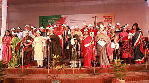 সমবেত কণ্ঠে ‘কারার ঐ লৌহকপাট’ গেয়ে প্রতিবাদ