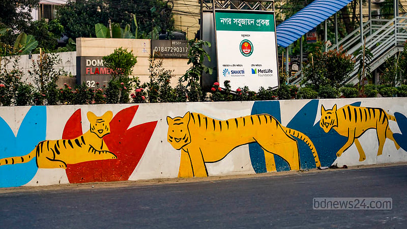 ঢাকার ফার্মগেট গেট থেকে বিজয় সরণির সড়ক বিভাজকের গ্রাফিতিতে রয়েছে সুন্দরবনের রয়েল বেঙ্গল টাইগারও।