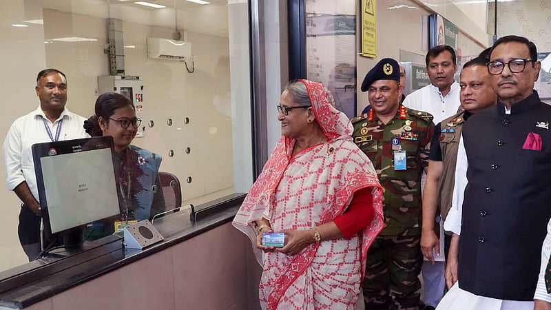মেট্রোরেলের আগারগাঁও স্টেশনের টিকেট বুথ থেকে নিজেই ট্রেনের টিকেট কাটেন প্রধানমন্ত্রী শেখ হাসিনা।&amp;nbsp;ছবি: সাইফুল ইসলাম কল্লোল