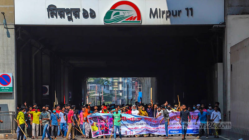 মিরপুর ১১ নম্বরে বৃহস্পতিবার দুপুর লাঠিসোঁটা নিয়ে সড়কে পোশাক শ্রমিকদের অবস্থান।&amp;nbsp;ছবি: তাওহীদুজ্জামান তপু