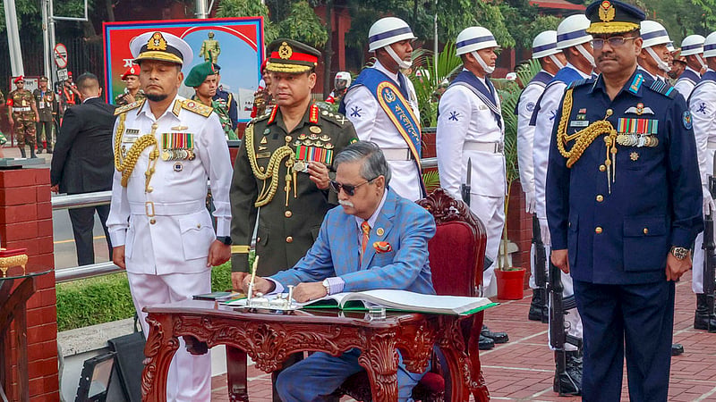 সশস্ত্র বাহিনী দিবস উপলক্ষে মঙ্গলবার সকালে ঢাকা সেনানিবাসে শিখা অনির্বাণে শ্রদ্ধা নিবেদনের পর পরিদর্শন বইয়ে স্বাক্ষর করেন রাষ্ট্রপতি মো. সাহাবুদ্দিন।