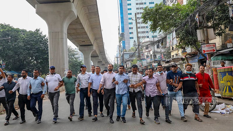 অবরোধের দ্বিতীয় দিন বুধবার ঢাকার পুরানা পল্টনে জাতীয় ক্রীড়া পরিষদের সামনে থেকে ঝটিকা মিছিল বের করেন বিএনপির নেতাকর্মীরা।&amp;nbsp;ছবি: মাহমুদ জামান অভি