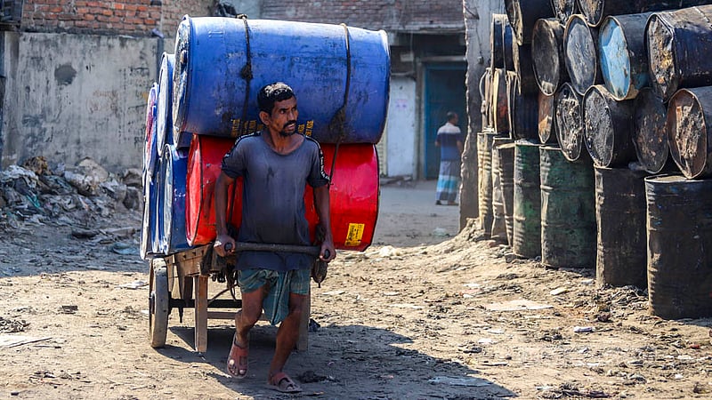 ঢাকার সোয়ারিঘাট এলাকার পুরাতন ড্রামের বাজারে ড্রাম আনা-নেওয়ার কাজ করে দিনে ৫০০ থেকে ৭০০ টাকা পান ঠেলাগাড়ি চালকেরা।&amp;nbsp;ছবি: তাওহীদুজ্জামান তপু