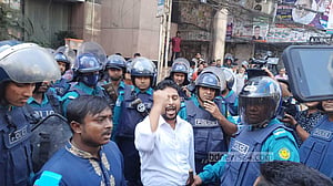 বিএনপি অফিসের সামনে বসে স্লোগান, আটক ২