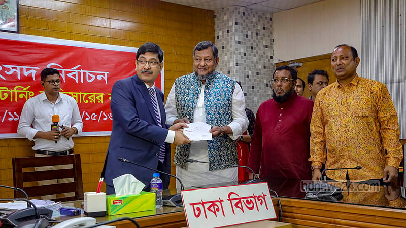 ঢাকার সেগুনবাগিচায় বৃহস্পতিবার রিটার্নিং কর্মকর্তার কার্যালয় এসে মনোনয়নপত্র জমা দেন ঢাকা-১৪ আসনের নৌকার প্রার্থী মাইনুল হোসেন খান।