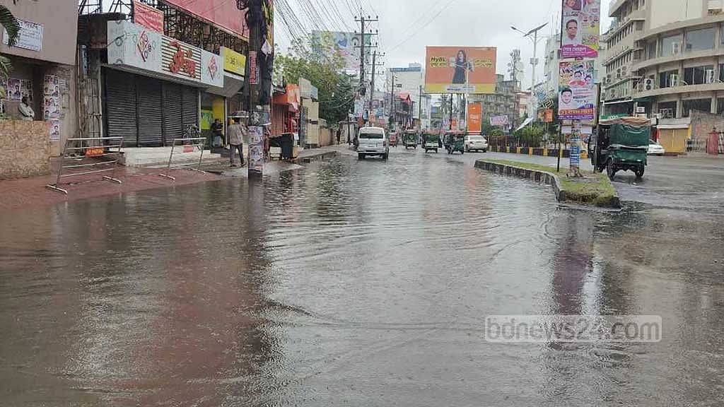 ঘূর্ণিঝড় ‘মিধিলি’: বৃষ্টিতে প্রায় ফাঁকা খুলনা নগর