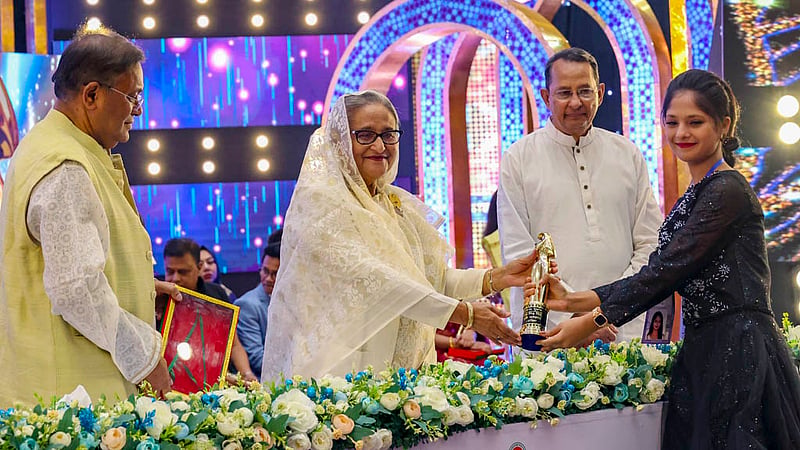 বঙ্গবন্ধু আন্তর্জাতিক সম্মেলন কেন্দ্রে মঙ্গলবার জাতীয় চলচ্চিত্র পুরস্কার ২০২২ বিতরণ অনুষ্ঠানে প্রধানমন্ত্রী শেখ হাসিনার কাছ থেকে শ্রেষ্ঠ শিশু শিল্পীর পুরস্কার নেন বৃষ্টি আক্তার। তিনি অভিনয় করেন ‘রোহিঙ্গা’ চলচ্চিত্রে।