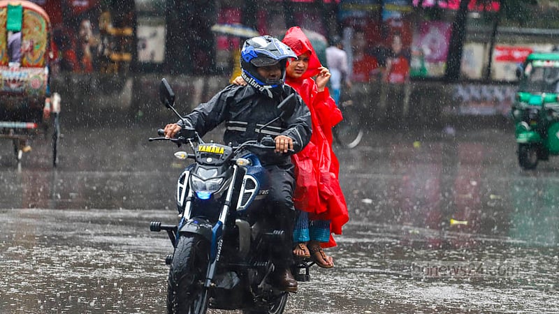ঢাকা বিশ্ববিদ্যালয়ের টিএসসি এলাকায় বৃষ্টিতে ভোগান্তিতে পড়েন মোটরসাইকেল চালকরা।&amp;nbsp;ছবি: তাওহীদুজ্জামান তপু