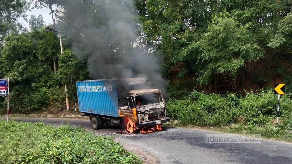 খাগড়াছড়িতে পণ্যবাহী কর্ভাডভ্যানে আগুন