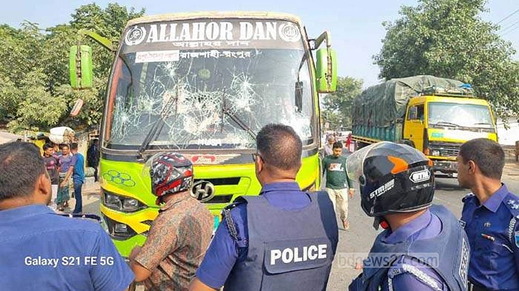 রাজশাহীতে বাস-ট্রাকে ঝটিকা হামলা