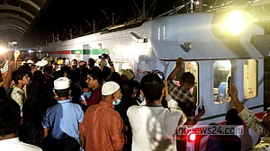 ট্রেন গেল কক্সবাজার, প্রথম দেখার উচ্ছ্বাস