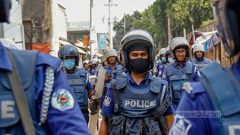 ঢাকার আশুলিয়ার নরসিংহপুরে বুধবার দুপুরে মজুরি বাড়ানোর দাবিতে আন্দোলনরত তৈরি পোশাক শ্রমিকদের সড়ক থেকে সরিয়ে দেয় পুলিশ।