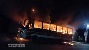 গাজীপুরে যাত্রী ও শ্রমিকবাহী দুই বাসে আগুন