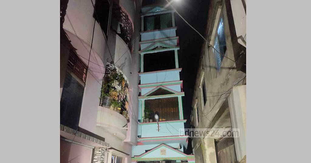 চট্টগ্রামে এবার ঝরনা খালের পাড়ে হেলে পড়ল চারতলা ভবন