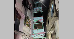 চট্টগ্রামে এবার ঝরনা খালের পাড়ে হেলে পড়ল চারতলা ভবন