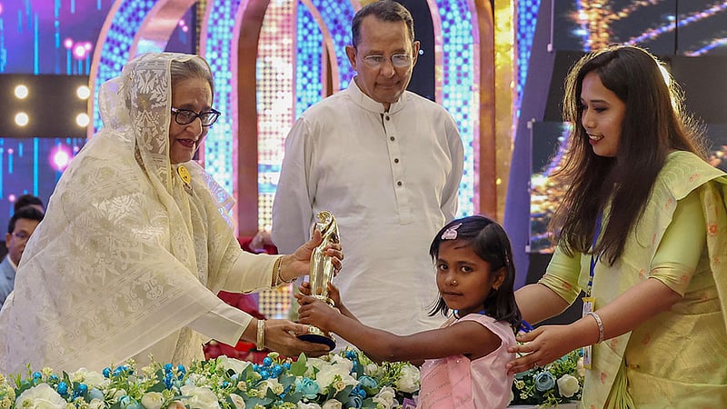 বঙ্গবন্ধু আন্তর্জাতিক সম্মেলন কেন্দ্রে মঙ্গলবার জাতীয় চলচ্চিত্র পুরস্কার ২০২২ বিতরণ অনুষ্ঠানে প্রধানমন্ত্রী শেখ হাসিনার কাছ থেকে শ্রেষ্ঠ শিশু শিল্পী শাখায় বিশেষ পুরস্কার নেন সুনামগঞ্জের তাহিরপুরের ফারজিনা আক্তার। তিনি অভিনয় করেন ‘কুড়া পক্ষীর শূন্যে উড়া’ চলচ্চিত্রে।