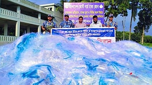 মেঘনায় যাত্রীবাহী ট্রলার থেকে ১৫ লাখ মিটার কারেন্ট জাল জব্দ