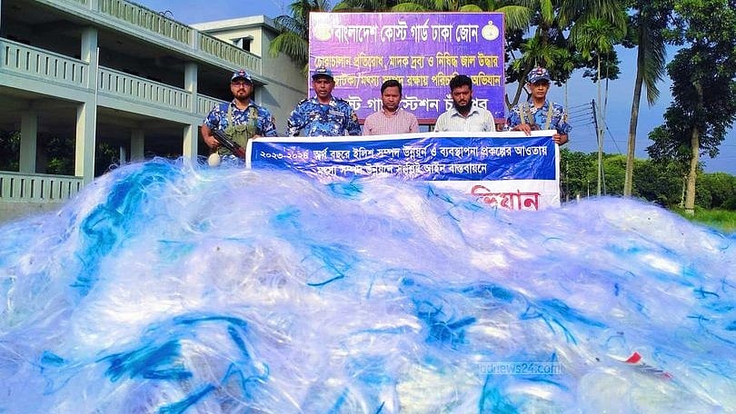 মেঘনায় যাত্রীবাহী ট্রলার থেকে ১৫ লাখ মিটার কারেন্ট জাল জব্দ