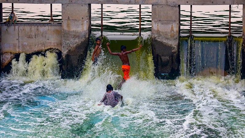 ঢাকার হাতিরঝিলের রামপুরা ব্রিজ অংশের স্লুইচ গেইট খোলা হলে সেই পানিতে দুরন্তপনায় মেতেছে শিশুরা।