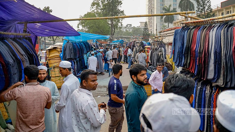 বাহারি রঙ,নকশা ও আকারের কোট নিয়ে জিপিওর সামনে ফুটপাতের দুপাশে সারি সারি দোকান।