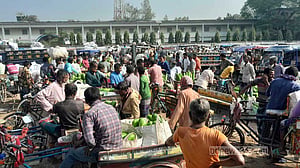 শীতের সকালে সবজি বাজারে