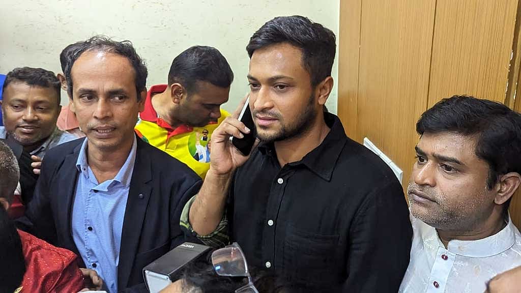 ৩ আসনেই আওয়ামী লীগের মনোনয়ন ফরম জমা দিলেন সাকিব