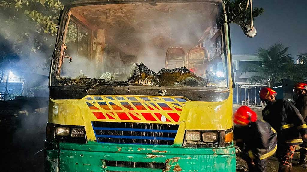 অবরোধের ২৭ ঘণ্টায় ১৩ যানবাহনে আগুন: ফায়ার সার্ভিস