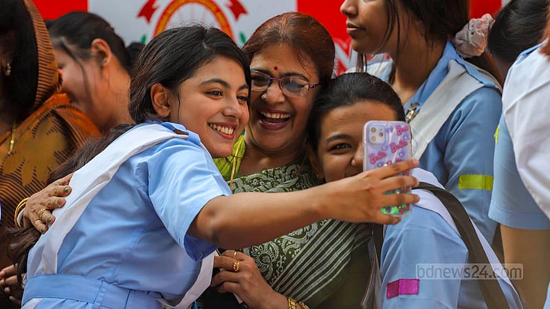 এইচএসসির ফলাফল প্রকাশের পর রোববার ভিকারুননিসা নূন স্কুল ও কলেজ শিক্ষকদের সঙ্গে ছবি তোলেন শিক্ষার্থীরা।&amp;nbsp;ছবি: তাওহীদুজ্জামান তপু