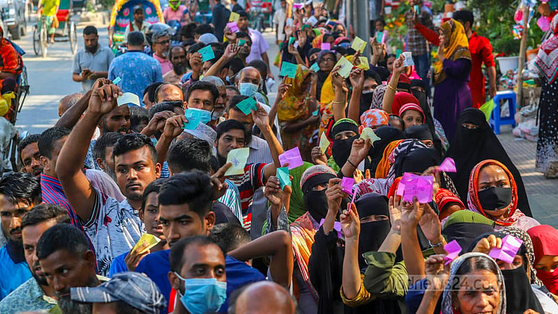 ফ্যামিলি কার্ড ছাড়াই টিসিবির ট্রাকে পণ্য বিক্রির দ্বিতীয় দিন বুধবার ঢাকার মোহাম্মদপুর টাউন হলে স্লিপ হাতে ক্রেতাদের লাইন।&amp;nbsp;ছবি: তাওহীদুজ্জামান তপু