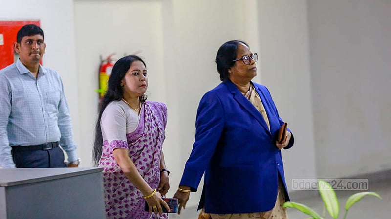 দ্বাদশ সংসদ নির্বাচনের সময়সূচি নির্ধারণের বিষয়ে আলোচনা করতে বুধবার বিকালে প্রধান নির্বাচন কমিশনারের কক্ষে যাচ্ছেন নির্বাচন কমিশনার বেগম রাশেদা সুলতানা।