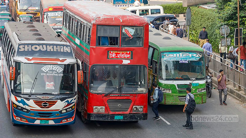 ঢাকার বনানী সড়কে পেছনের গাড়ির পথ আটকে যাত্রী তুলছে সামনের বাস। পেছনে ততক্ষণে তৈরি হয়েছে গাড়ির জটলা।&amp;nbsp;ছবি: মাহমুদ জামান অভি