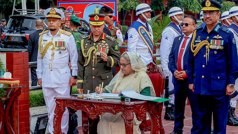 সশস্ত্র বাহিনী দিবস উপলক্ষে মঙ্গলবার সকালে ঢাকা সেনানিবাসে শিখা অনির্বাণে শ্রদ্ধা নিবেদনের পর পরিদর্শন বইয়ে সই করেন প্রধানমন্ত্রী শেখ হাসিনা।