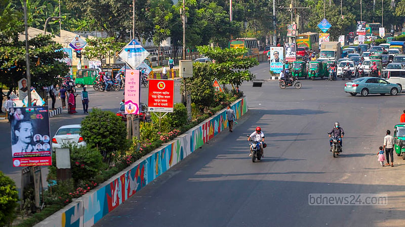 চতুর্থ দফায় বিএনপির ডাকা ৪৮ ঘণ্টার অবরোধ চলাকালে রোববার দুপুরে গণপরিবহন কম থাকায় বিজয় সরণি ছিল অনেকটাই ফাঁকা।&amp;nbsp;ছবি: তাওহীদুজ্জামান তপু