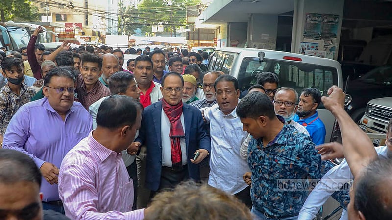 ঢাকার সেগুনবাগিচায় রিটার্নিং কর্মকর্তার কার্যালয় বৃহস্পতিবার নেতা কর্মীদের নিয়ে মনোনয়নপত্র জমা দিতে আসেন ঢাকা-৬ আসনের বর্তমান সংসদ সদস্য জাতীয় পার্টির কাজী ফিরোজ রশিদ।