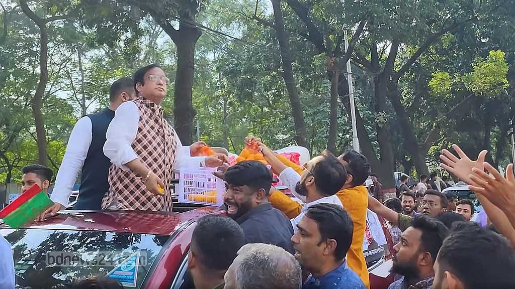 কমলা ছিটিয়ে মনোনয়ন ফরম জমা দিলেন হাজী সেলিম ও দুই ছেলে