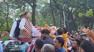কমলা ছিটিয়ে মনোনয়ন ফরম জমা দিলেন হাজী সেলিম ও দুই ছেলে