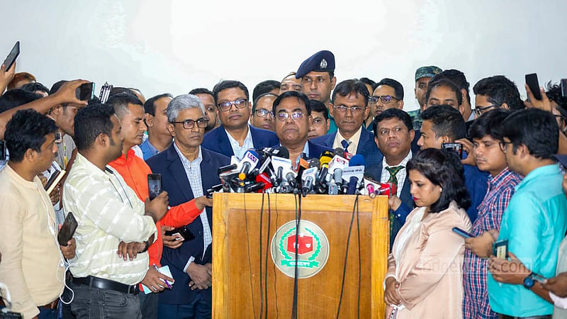 দ্বাদশ সংসদ নির্বাচনের তফসিল ঘোষণার পর বুধবার নির্বাচন কমিশন ভবনে সংবাদ সম্মেলনে কমিশনের সচিব মোঃ জাহাংগীর আলম ।