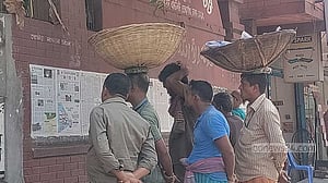 অবরোধে ভয় নিয়েই ‘পেটের টানে’ রাস্তায়