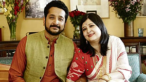 বিয়ের পরদিনই হাসপাতালে পরমব্রতর স্ত্রী পিয়া