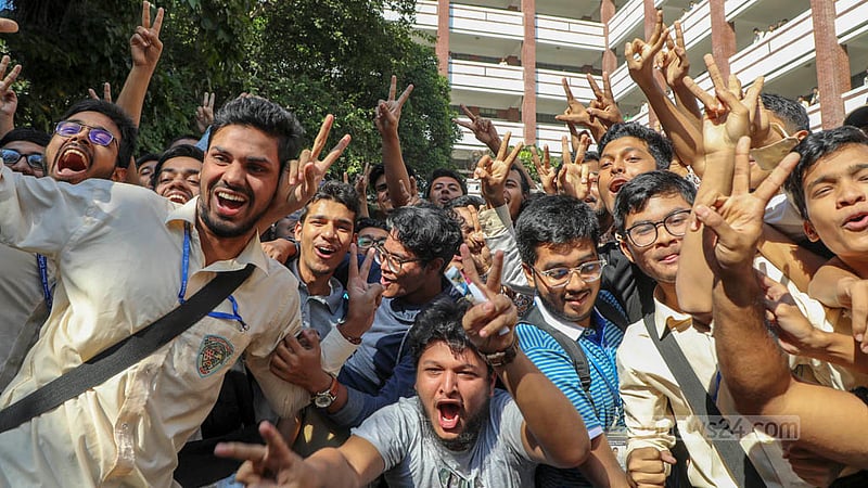 এইচএসসি পরীক্ষার ফল প্রকাশের পর রোববার ঢাকার নটর ডেম কলেজে শিক্ষার্থীদের উচ্ছ্বাস।
