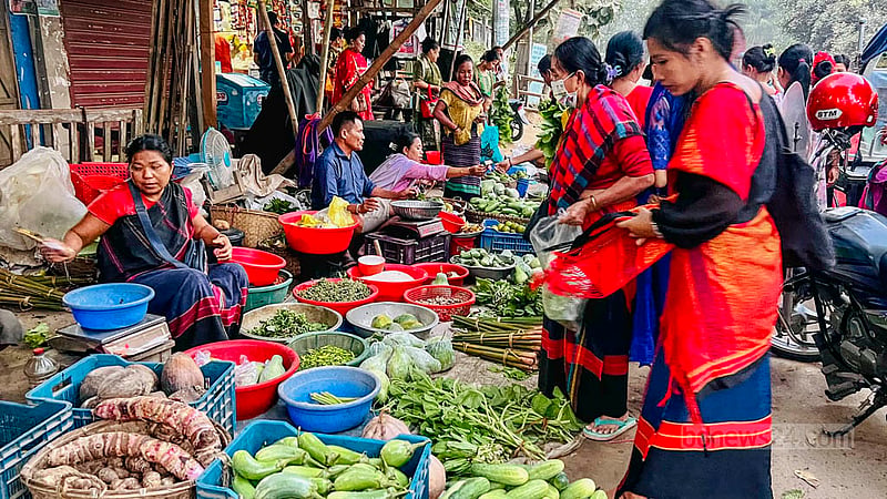 খাগড়াছড়ির দীঘিনালা উপজেলার লারমা স্কয়ারের নারী বিক্রেতাদের হাট বেশ জনপ্রিয়; সেখানে যে তুলনামূলক কম টাকায় বাজার করা যায়।&amp;nbsp;ছবি: সমির মল্লিক