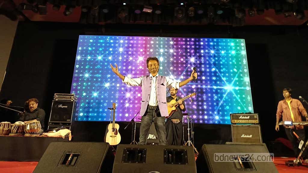 গান-কথার জাদুতে ঢাকার মঞ্চ মাতালেন নচিকেতা