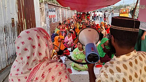 গাজীপুরে বকেয়া বেতনের দাবিতে বন্ধ কারখানার সামনে পোশাক শ্রমিকদের অবস্থান 