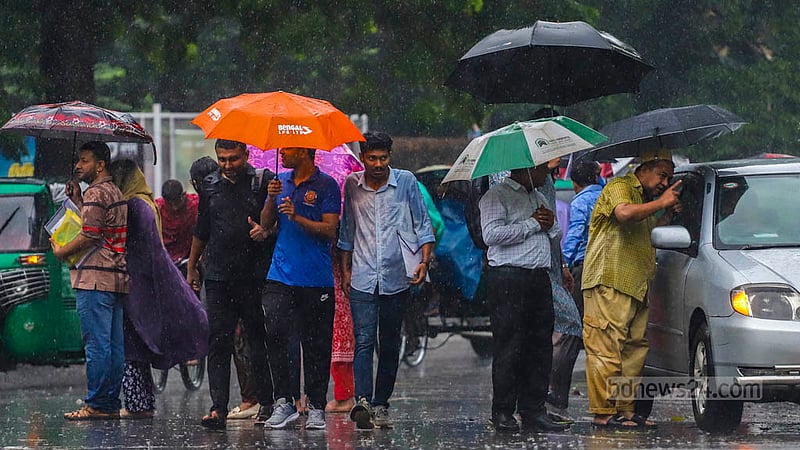 ঢাকা বিশ্ববিদ্যালয়ের টিএসসি এলাকায় শুক্রবার দুপুরে বৃষ্টির মধ্যে দুর্ভোগ পড়েন অনেকেই।&amp;nbsp;ছবি: তাওহীদুজ্জামান তপু
