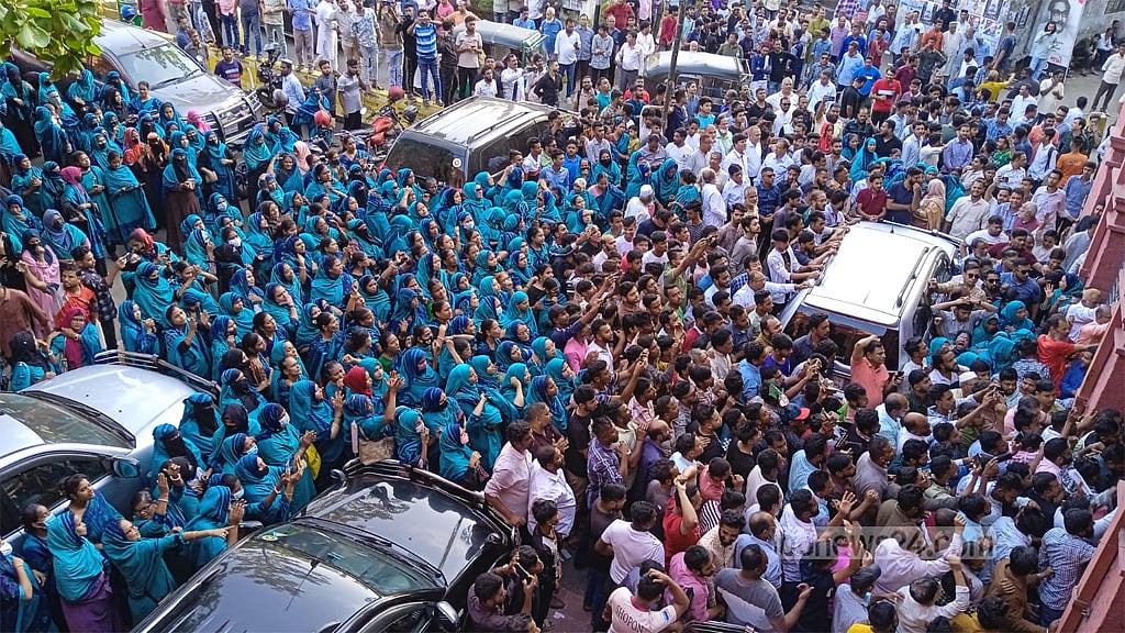 চট্টগ্রামে আচরণবিধি ভঙ্গের মহোৎসব, ব্যবস্থা ‘পরে’